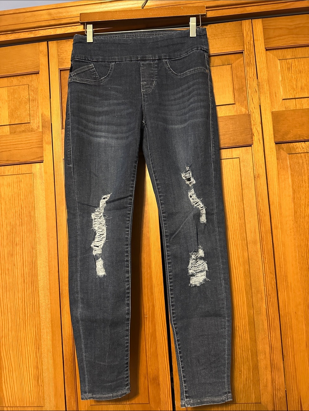 Rock & Republic Distressed Dark Gray/Black Jeggings